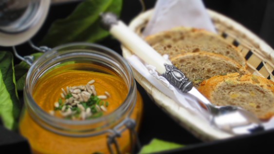 Deliciosamente sano crema de boniato y zanahoria