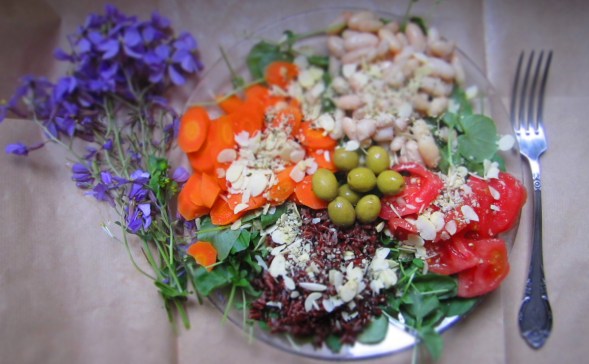 Deliciosamente sano Ensalada de berros con judías blancas y arroz rojo 1