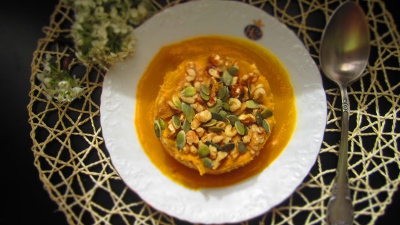 Deliciosamente sano crema de calabaza con arroz integral garbanazos y nueces 1 (1)