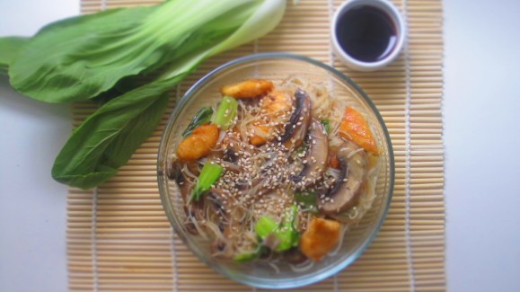 Deliciosamentesano noodles de arroz con pak choi 1 (1)