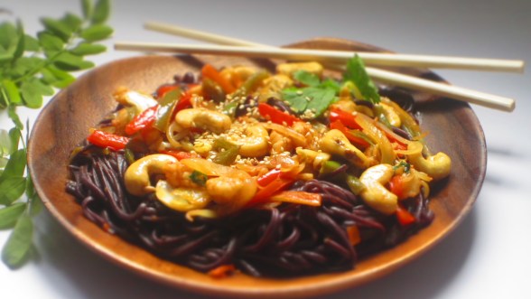 Deliciosamentesano noodles de arroz negro estilo thai (2)