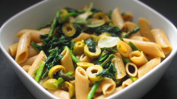 Deliciosamentesano macarrones integrales con espinacas, trigueros y aceitunas