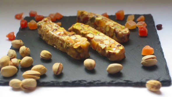 Deliciosamentesano turrón de amendras, pistachos y mango